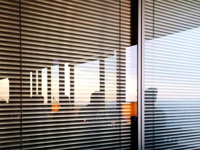 Pose de store pour fenêtre, baie ou cloison vitrée dans bureaux et locaux professionnels.